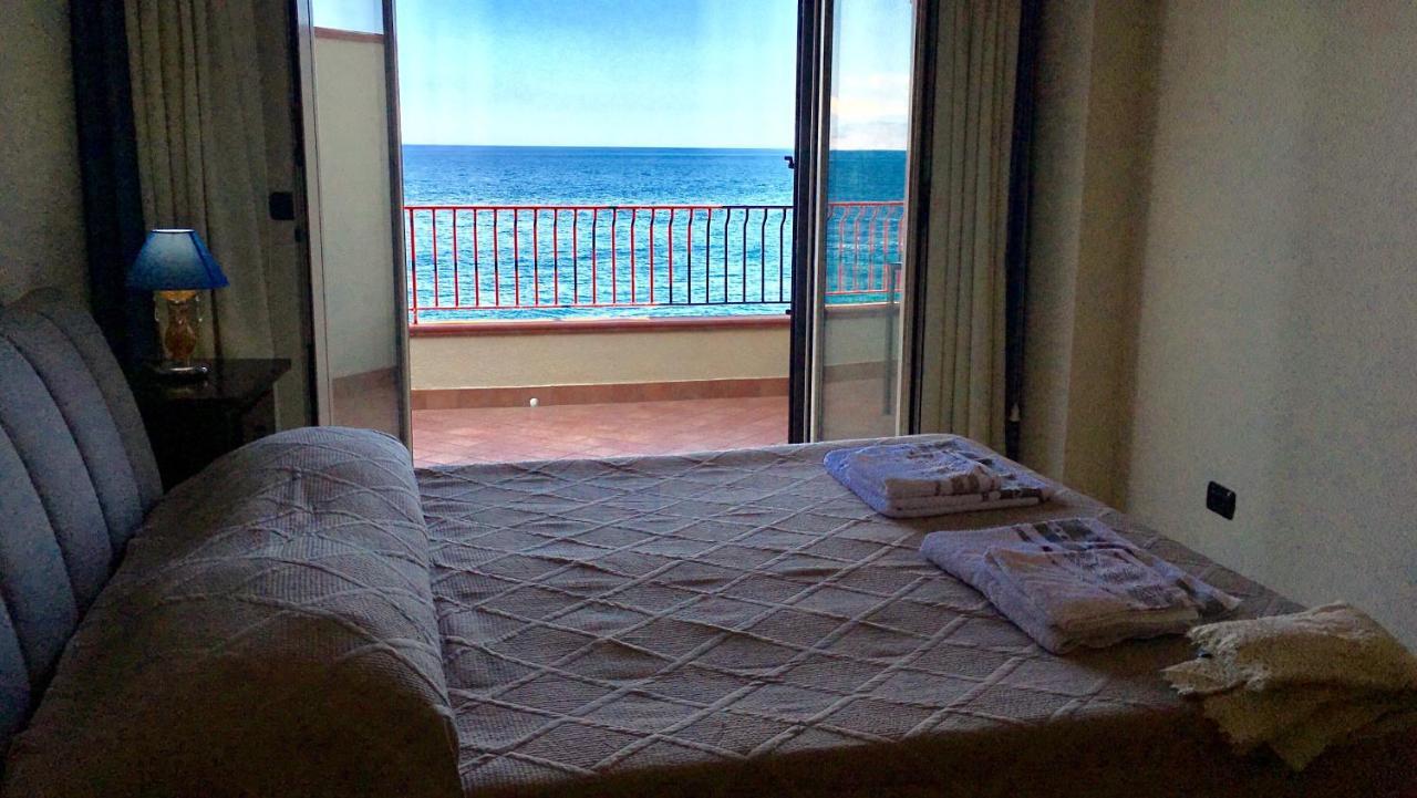 B&B La Sirena Santa Teresa di Riva Kültér fotó